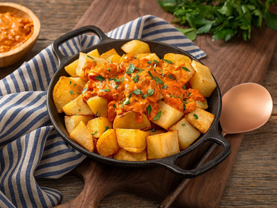 Papas extra crocantes con salsa de queso: llevá tus picadas a otro nivel con esta receta increíble digna de un chef