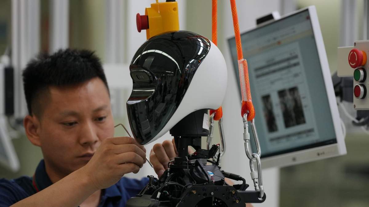 Trabajadores ensamblan un robot en la Súper Fábrica para la Inteligencia Artificial Encarnada de LY iTech, durante un recorrido de prensa, el 29 de mayo de 2026, a las afueras de Beijing
