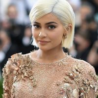 Tras la polémica, Kylie Jenner vuelve al podio de Forbes, pero una cantante le pisa los talones