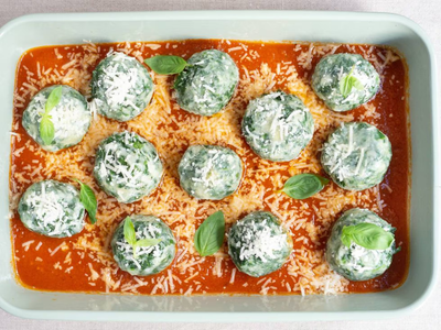 Aprovechá la espinaca que está hermosa y hacete estos malfatis rellenos de mozzarella que son una bomba