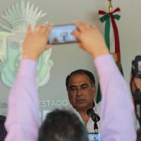 Astudillo pide respeto y calma a familiares de desaparecidos que le exigen resultados