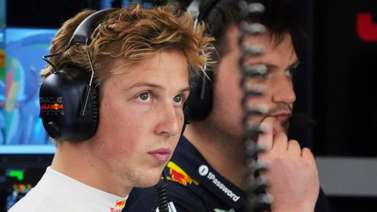 El piloto neozelandés de Red Bull Liam Lawson espera en el garaje de su equipo durante la tercera sesión de entrenamientos en el Gran Premio de Fórmula 1 en Albert Park, en Melbourne, Australia