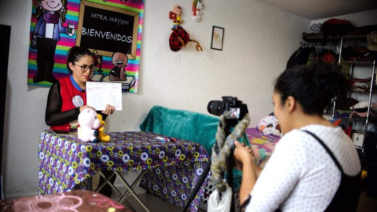 Una maestra imparte clases desde su casa