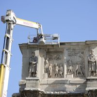 Rayo daña el antiguo Arco de Constantino durante una violenta tormenta eléctrica en Roma