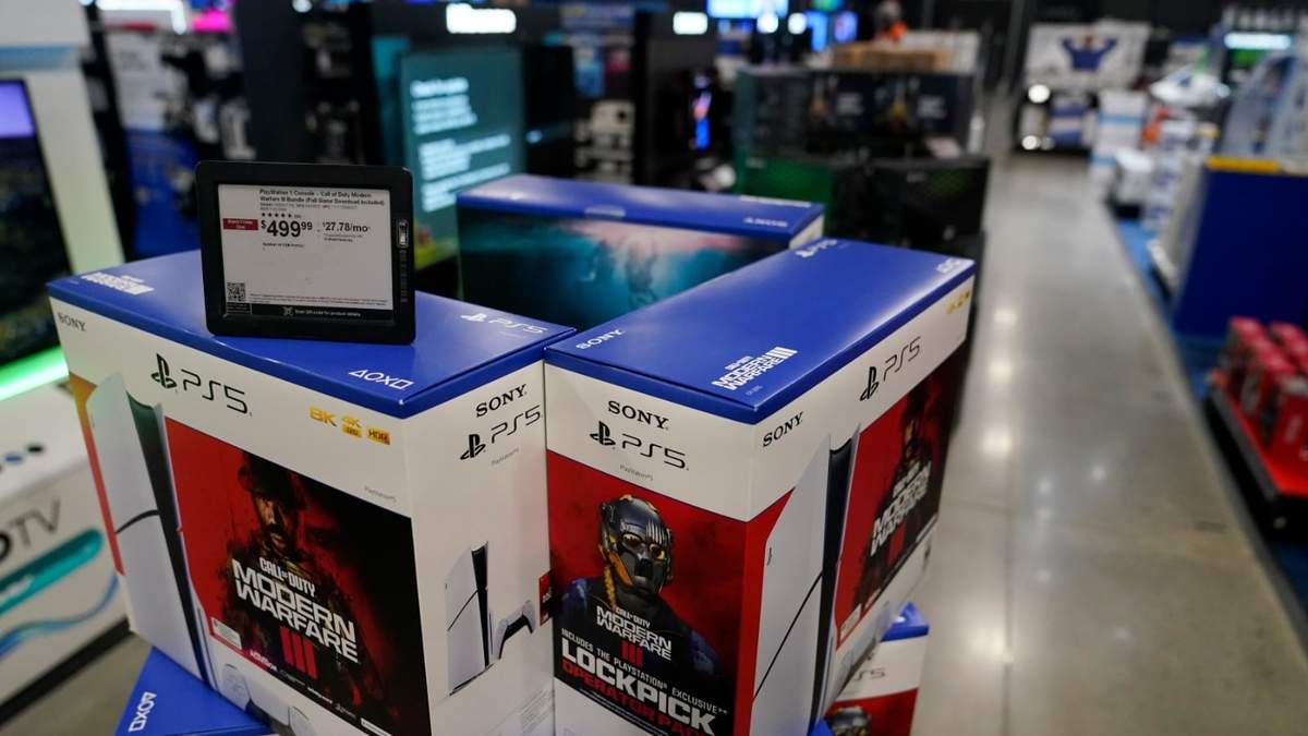 Consolas PlayStation 5 en una tienda Best Buy durante el Viernes Negro, el 24 de noviembre de 2023, en Charlotte, Carolina del Norte