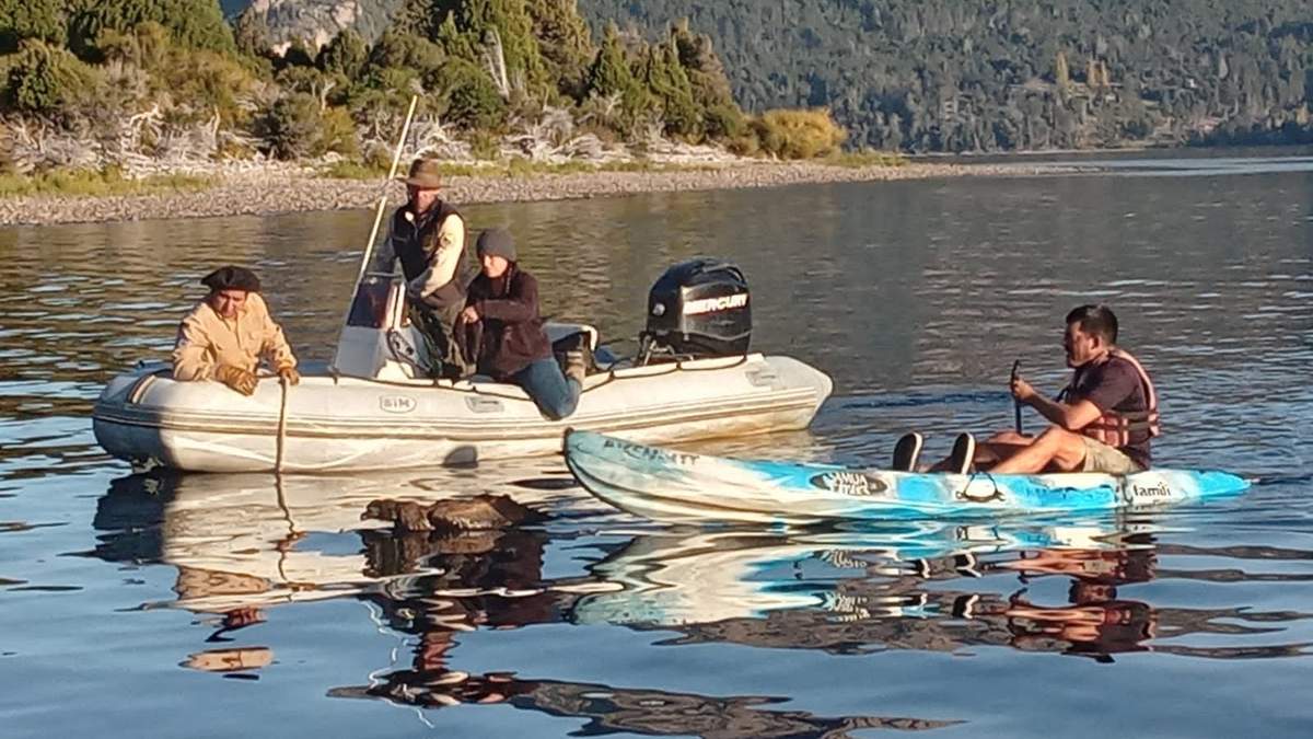 Momento en que el ave es rescatada en el Lago Trafúl. Fuente: (Maximiliano Solohaga / Martina Picotto)
