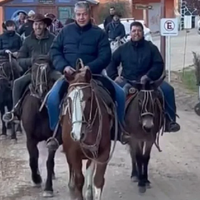 Rolando Figueroa recorrió Huinganco a caballo