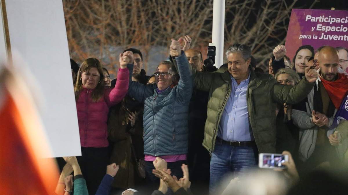 Luis Bertolini levanta los brazos junto con Gloria Ruiz y Rolando Figueroa. Fuente: (Omar Novoa)