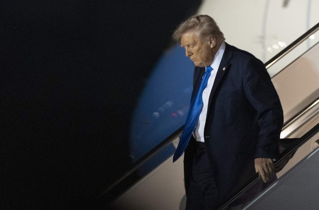 El presidente estadunidense Donald Trump llega al Aeropuerto Internacional de Palm Beach, en West Palm Beach, Florida, el jueves 1 de mayo de 2025