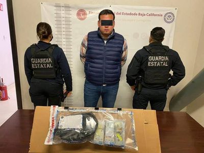 Detienen a funcionario municipal de Tijuana con casi 300 mil pesos en efectivo