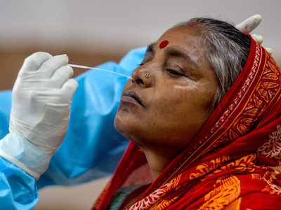 India impone un récord mundial de contagios diarios, más de 150.000 en un día