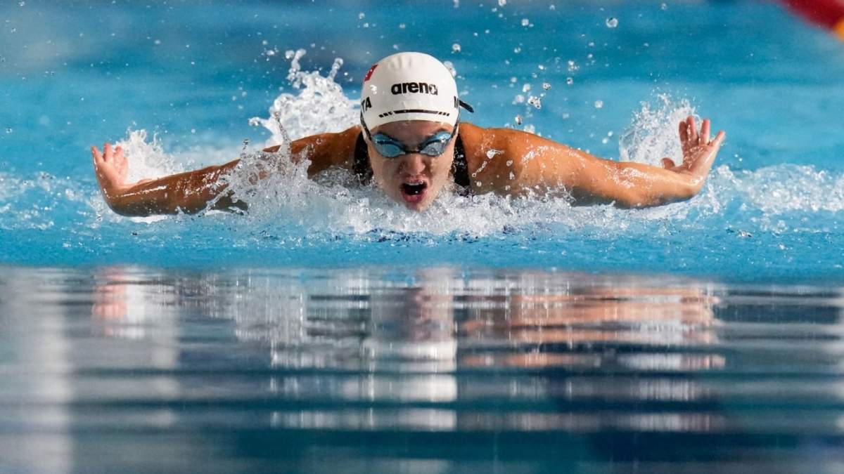 La mexicana María Mata en la final femenina de 100 metros mariposa de los Juegos Centroamericanos y del Caribe en San Salvador