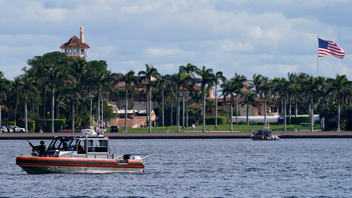 Un barco de seguridad patrulla cerca de Mar-a-Lago, en Florida