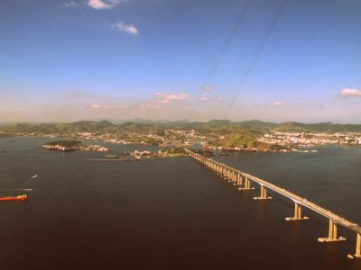 El momento donde un barco choca contra un importante puente de Rio de Janeiro
