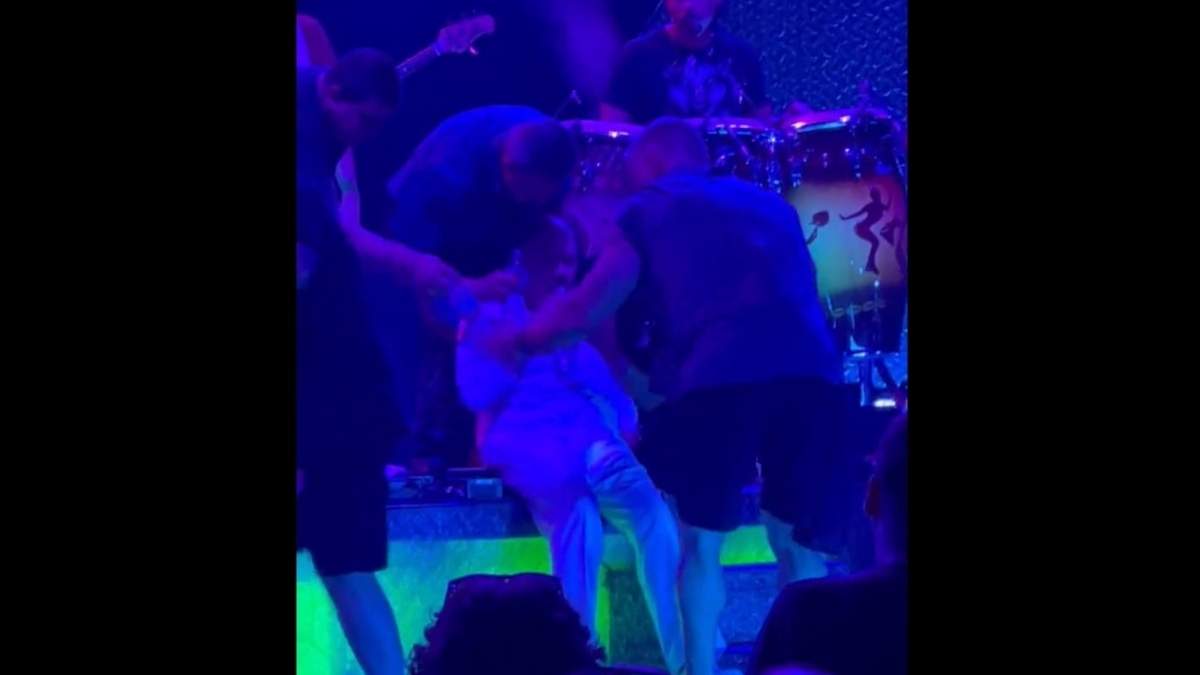 Carlos Santana fue atendido por el personal del concierto