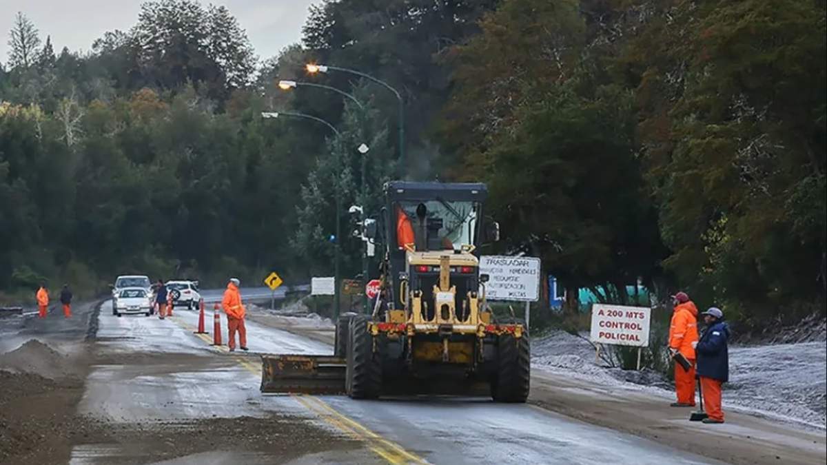 Vialidad de Neuquén trabaja en la ruta de acceso al centro de esquí Cerrro Bayo. Fuente: (Neuquén Informa)