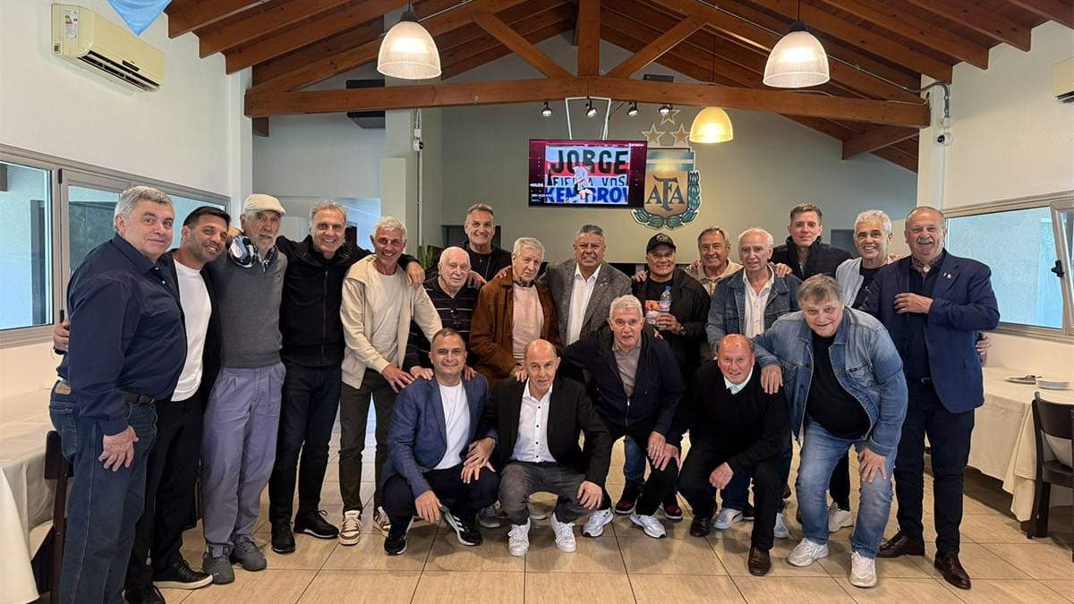 Chiqui Tapia y los campeones del mundo del 78 y 86.