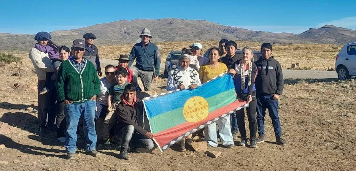 Mapuches denuncian que no les permiten ingresar ni proveer comida a las personas que se encuentran encerradas en el campo. Fuente: (Facebook)