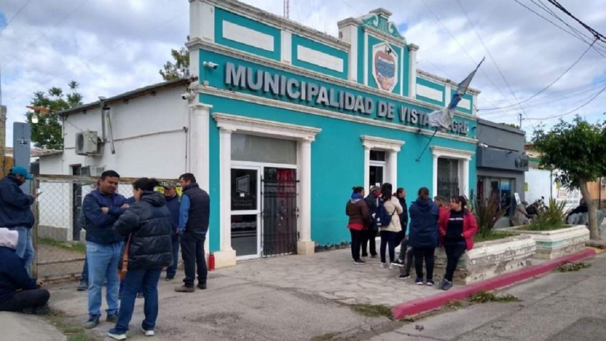 Trabajadores municipales mantienen el reclamo por el pase a planta de 10 trabajadores. Fuente: (Canal Siete)