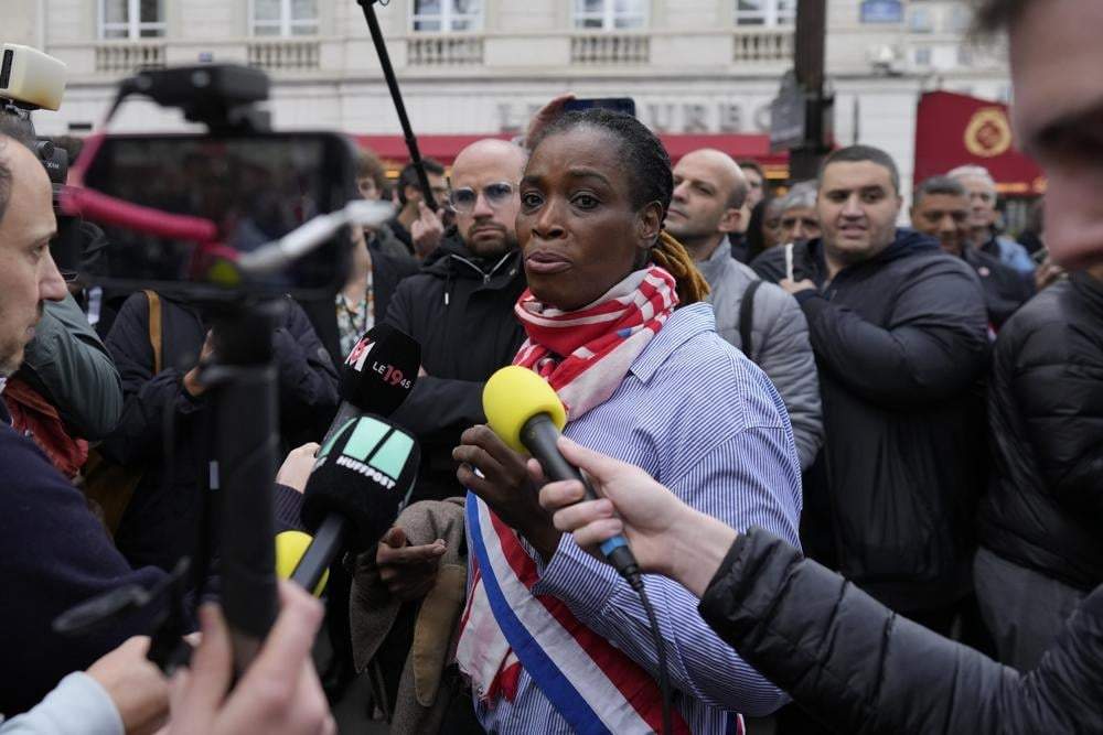 La parlamentaria de izquierda Rachel Keke asiste a un acto en apoyo al legislador negro Carlos Martens Bilongo frente a la Asamblea Nacional en París