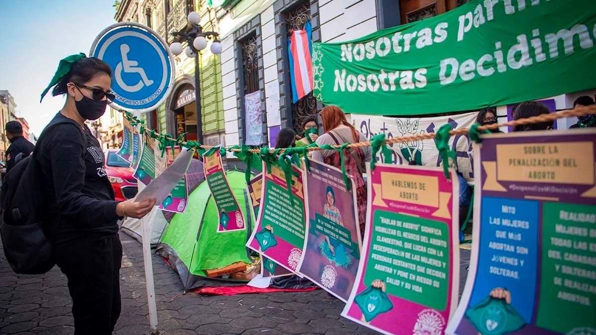 La Coordinación Feminista de Puebla durante el plantón en el Congreso de Puebla