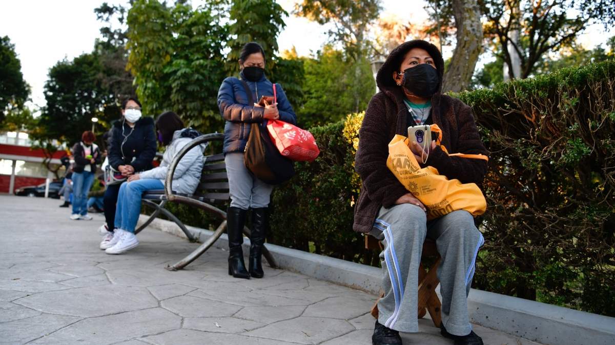 Fila para aplicarse la prueba de covid-19 en la alcaldía Iztacalco