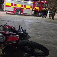 Dos motociclistas resultaron heridos por un fuerte choque en Centenario