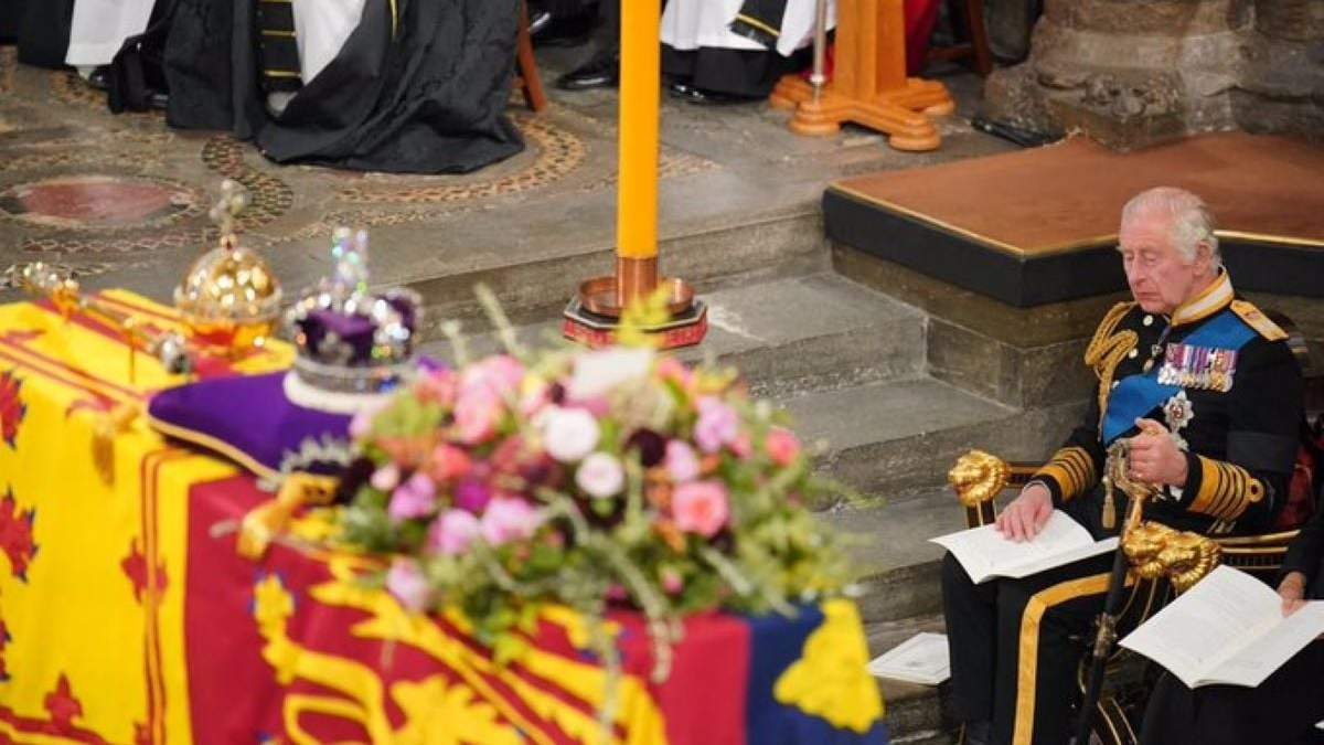 Carlos III en la capilla ardiente de Isabel II
