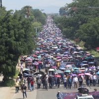 “¡Si no hay solución, no rueda su balón!": maestros de la Sección 22 del SNTE marchan en Oaxaca
