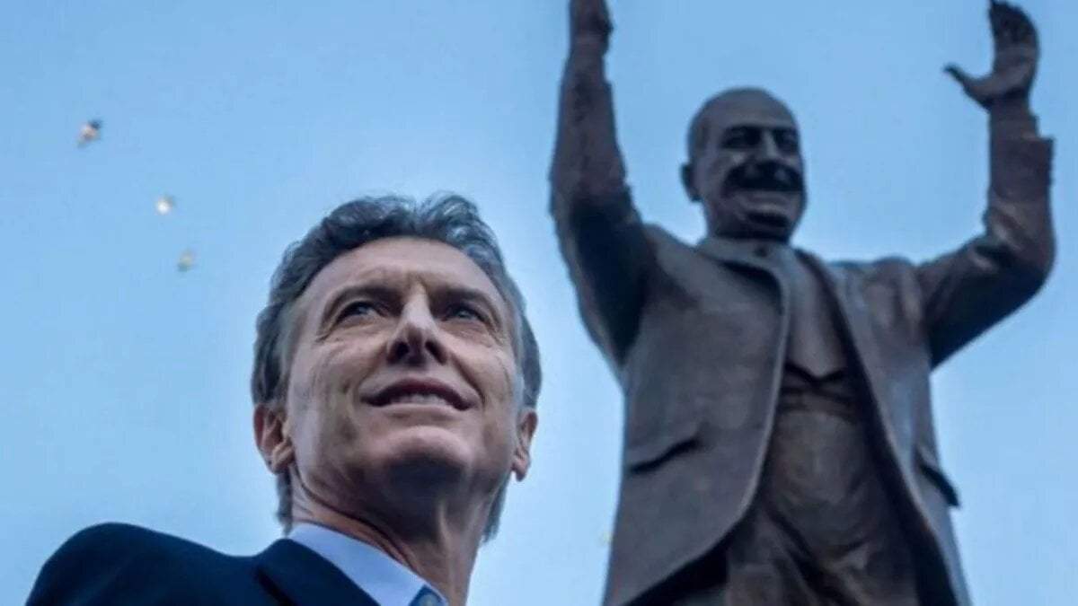 Mauricio Macri con la estatua de Juan Domingo Perón. Fuente: (Twitter)