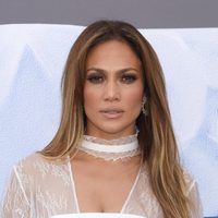 ¡Lo que el viento se llevó! Jennifer López no pudo evitar el percance de su prenda y ¡enseñó todo!