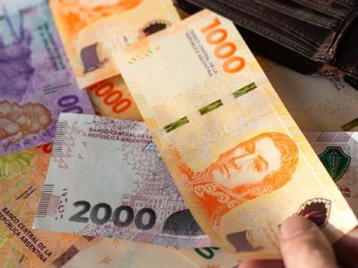 El peso argentino queda al tope del ranking de monedas que más se devaluaron en 2025: las razones