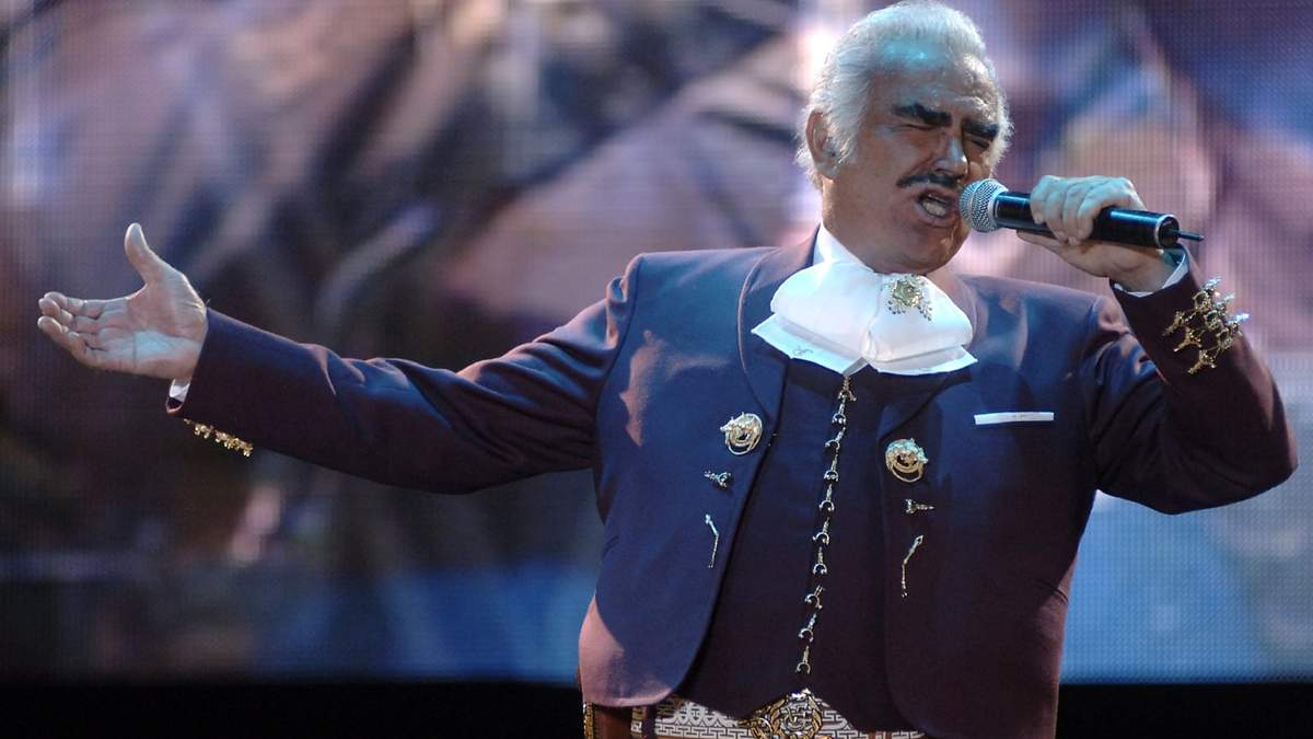 El cantante comenzó su carrera el año 1954 cantando en bares y bodas en Jalisco