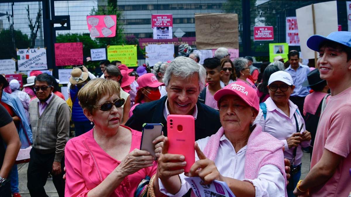 Claudio X. González en la Marea Rosa
