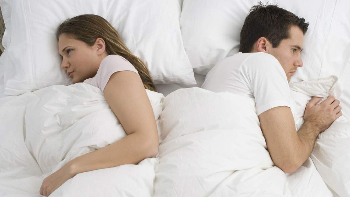 Dormir de espaldas a tu pareja. Fuente: (X)