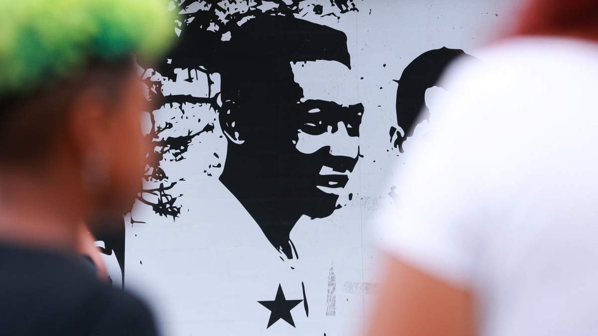 Un mural con la imagen de Pelé afuera del estadio Vila Belmiro en Santos, Brasil