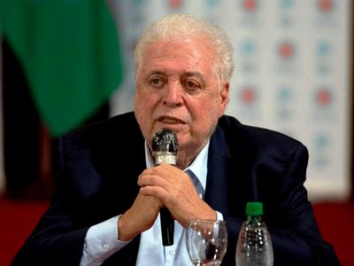 "Este mes habrá dos remedios nacionales para tratar el coronavirus" adelantó González García