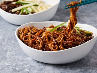 Jajangmyeon: el plato de fideos coreanos que se hace en sencillos pasos y llama la atención por su color