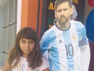 La familia de la nena atropellada por una policía en Plottier pidió una cadena de oración frente al Hospital Castro Rendón