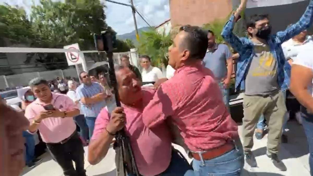 Uno de los reporteros agredidos