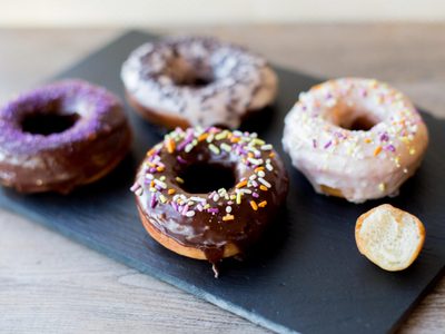 No vas a pasar más por la panadería cuando hagas esta receta de donas caseras: el secreto para que sean perfectas