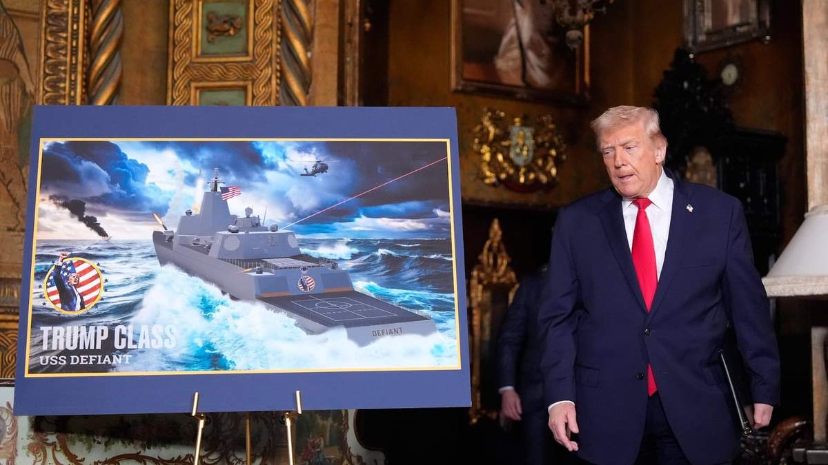 Trump llega a su club Mar-a-Lago para anunciar el desarrollo de un nuevo buque de guerra