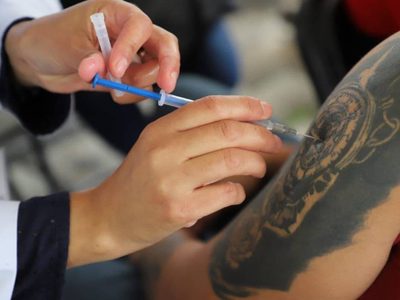 Enfermera sustrae vacunas contra covid-19 para aplicarla a familiares; descartan acción penal