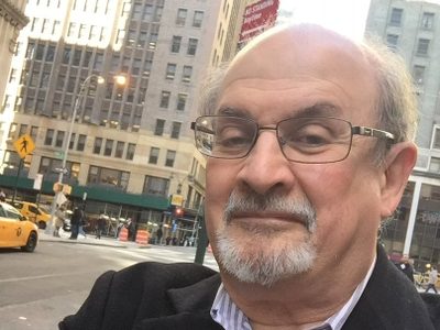 Salman Rushdie evoluciona favorablemente pero todavía sigue en estado grave