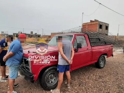 Tres hombres quisieron llevarse materiales de construcción de una obra de Parque Industrial