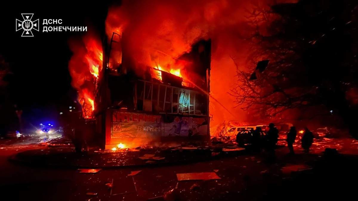 Bomberos extinguen un incendio tras un ataque con cohetes rusos en Dobropillya, en la región de Donetsk, en el este de Ucrania