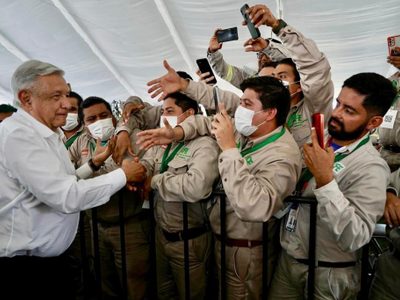 AMLO pide a electricistas de Chiapas "hacer patria" para llevar internet a todos
