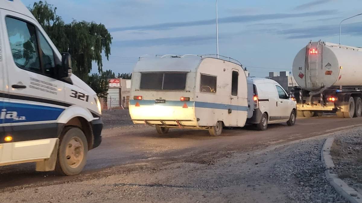 Se forman filas de automovilistas en el sector donde se amplía la ruta. Fuente: (Centenario Digital)