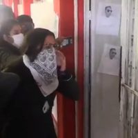 Policías sacan a profesor de plantel por protestas por acoso en Oaxaca