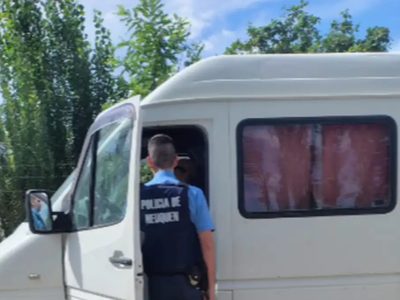 Alcoholemia récord en Plottier: un conductor fue encontrado dormido con el motor encendido en su camioneta